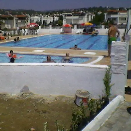 Villa Havuzlu Sitede Bahce Kati *